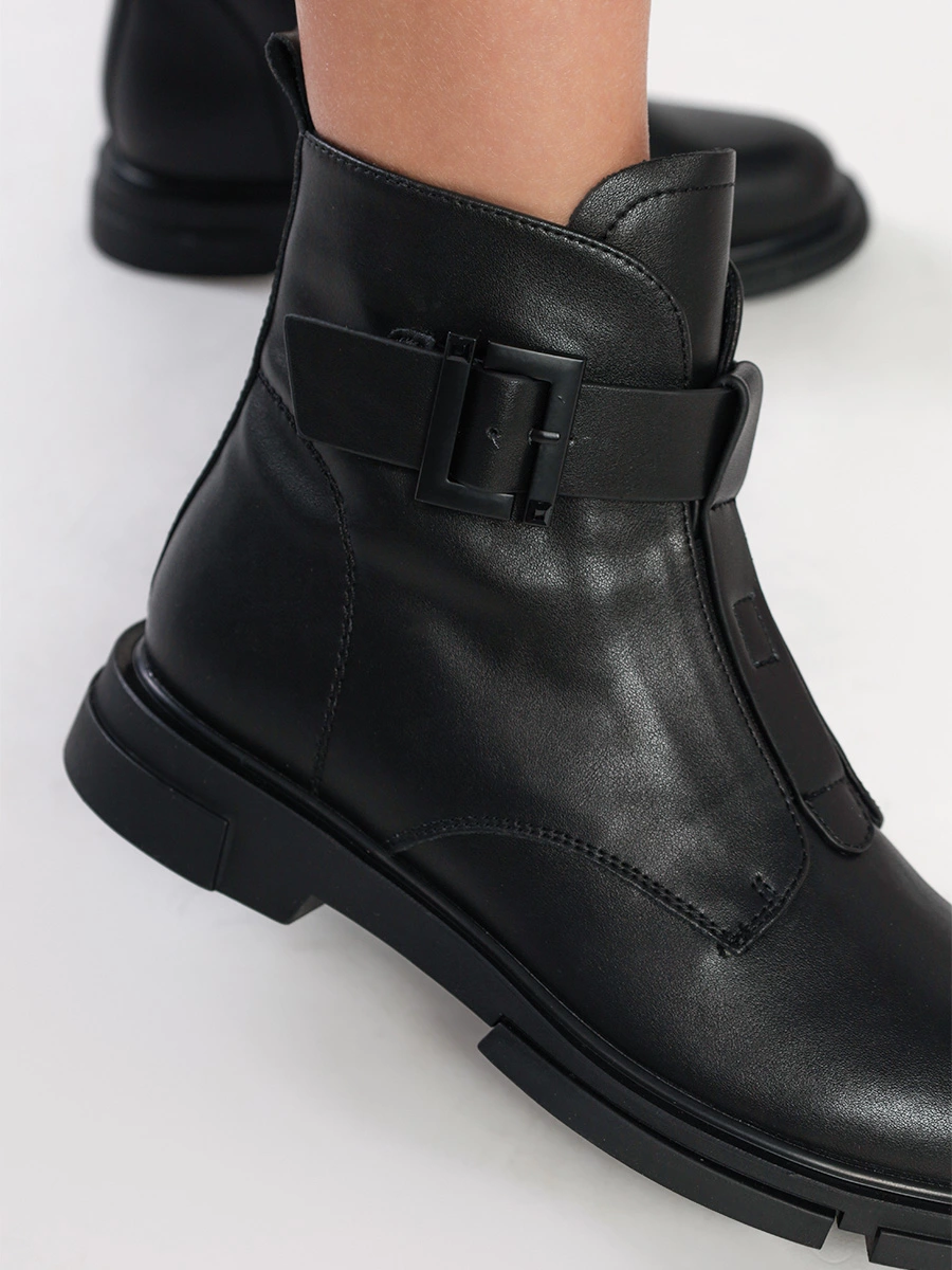 Ботинки черного цвета с регулируемым ремешком